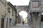 El Arco de San Andrés da acceso al recinto amurallado de la ciudad. Del amplio conjunto defensivo sólo se conserva un elegante arco apuntado, que posee restos mudéjares y el escudo del Concejo.